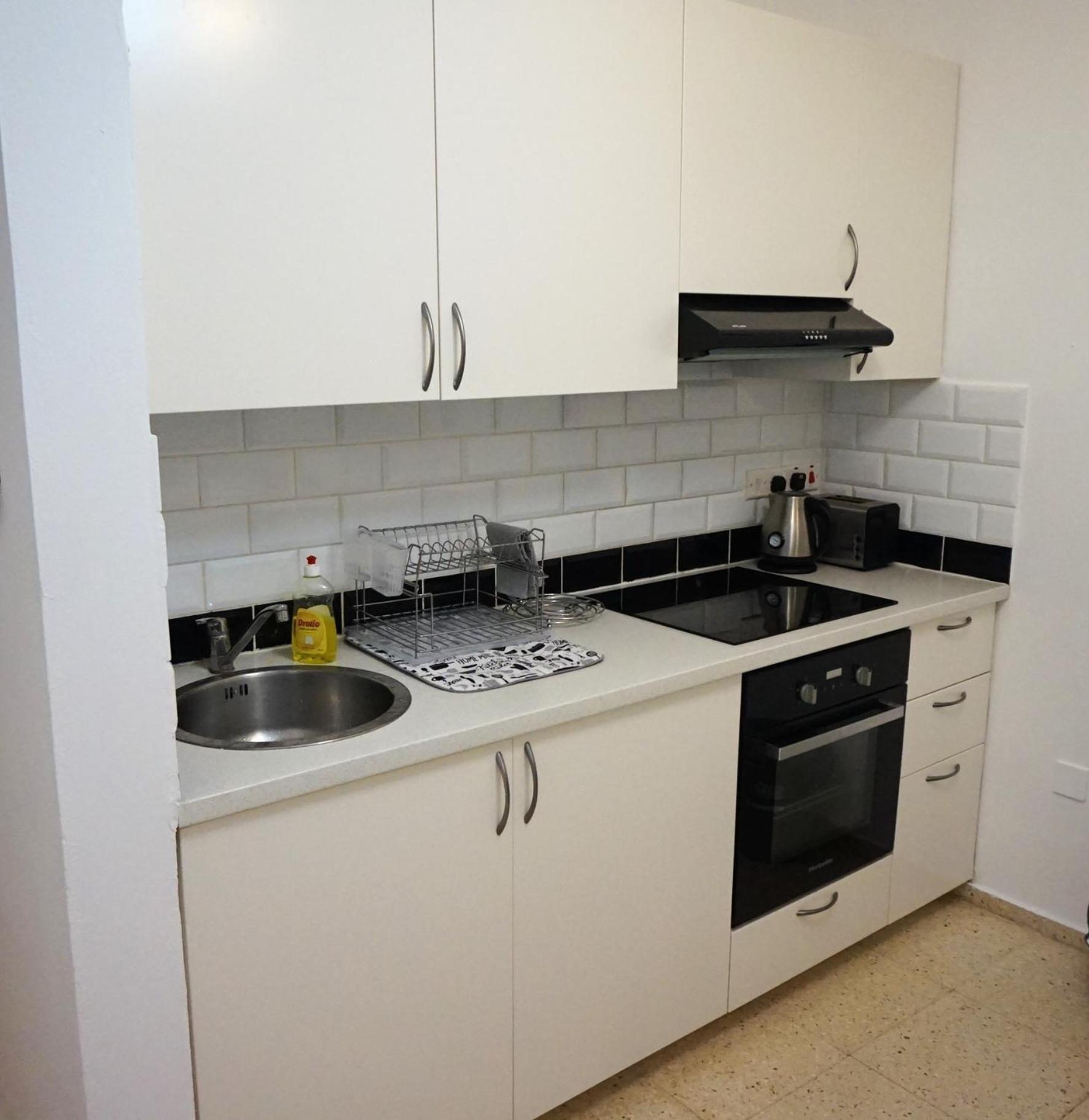 Ibiscus Gardens Near Beach, Bars & Amenities Apartment